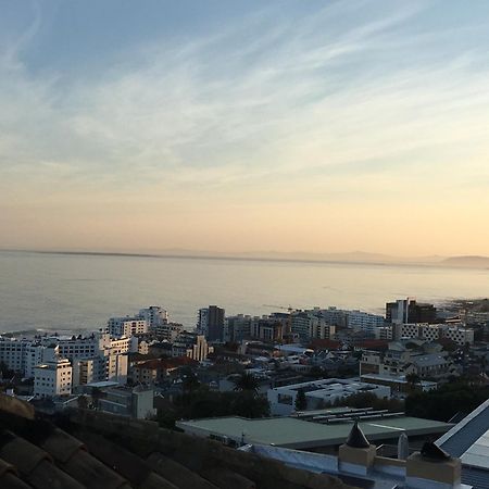 Villa Del Mar - "Luxurious En-Suite Bedroom With Lounge And Stunning Sea View Balcony In Bantry Bay" Cape Town Bagian luar foto