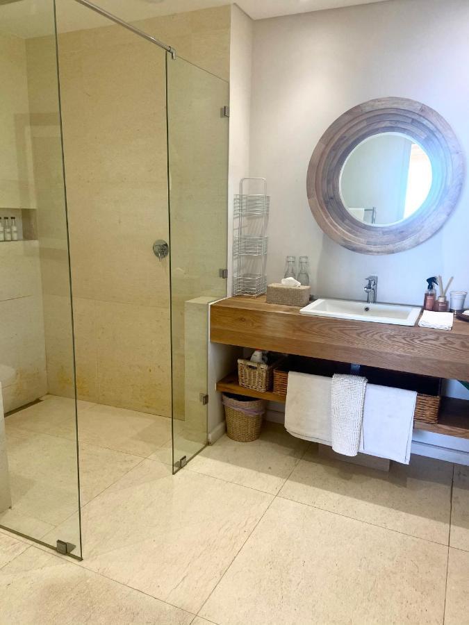 Villa Del Mar - "Luxurious En-Suite Bedroom With Lounge And Stunning Sea View Balcony In Bantry Bay" Cape Town Bagian luar foto